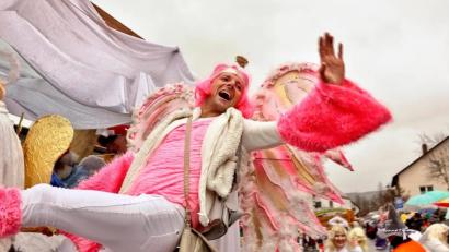 Bild: Hermann Koch
Helau! Fröhlich geht's zu auf vielen Straßen und Plätzen in der Region.