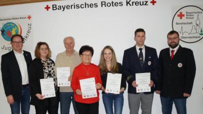 Bild: weu
Bereitschaftsleiter Christian Ostermeier (rechts) und Kreisbereitschaftsleiter Willi Klein (links) gratulierten den langjährigen Mitgliedern der BRK Bereitschaft.