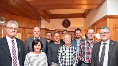 Bild: oy
Glückwünsche von Bürgermeister Michael Göth (rechts) für den neuen Vorstand des Bienenzuchtvereins Sulzbach-Rosenberg mit (von links) Helmut Heuberger (Vorsitzender), Wina Pamler (Beisitzerin), Alexander Hirschmann-Titz (dahinter, Schriftführer), Andreas Royer (Zweiter Vorsitzender), Frank Pamler (Beisitzer), Fritz Böhme (Beisitzer), Klemens Bauer (dahinter, Beisitzer), Stefan Hubmann (Zweiter Schriftführer) und Matthias Hüttner (Kassier).