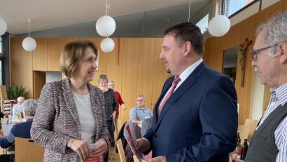 Bild: Eichl
Bürgermeister Markus Ludwig (Mitte) hat im Beisein von SPD-Landtagsabgeordneter Annette Karl und Ortsvorsitzendem Konrad Schell seine Ziele in der neuen Amtsperiode genannt.