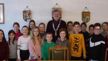 Bild: Grundschule Mähring/exb
Die 4. Klasse der Grundschule machte im Rahmen des HSU-Unterrichts einen Besuch bei Bürgermeister Josef Schmidkonz.