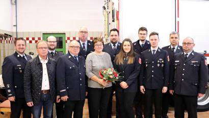 Bild: jma
Die Pressather Feuerwehr ehrt und befördert in der Versammlung einige Kameraden. Diese stellen sich mit Bürgermeister Werner Walberer für ein Erinnerungsfoto auf.