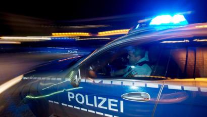 Bild: Patrick Seeger
Eine Polizeistreife fährt zu einem Einsatz. Foto: Patrick Seeger/dpa/Archiv