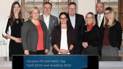 Bild: Susanne Schwab, Stadt Amberg/exb
Zogen eine erfolgreiche Bilanz des 50plus-Fit-und-Aktiv-Tages 2019 (von links): Karoline Gajeck-Scheuck (Stadtwerke Amberg), Kerstin Wittmann (Klinikum St. Marien), Referatsleiter Harald Knerer-Brütting, stellvertretende Amtsleiterin Jennifer Distler, Oberbürgermeister Michael Cerny, Kathrin Schmidt (Sparkasse Amberg-Sulzbach), Markus Hirsch (VR-Bank Amberg) und Sabrina Liermann (Seniorenstelle Stadt Amberg).