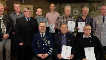 Bild: le
Die Soldatenkameradschaft zeichnet langjährige Mitglieder aus. Sitzend, von links: Peter Woppert, Fritz Sommer und Oliver Kunz. Stehend, von links: Bürgermeister Günter Stich, Harald Meierhöfer, Kreisvorsitzender Heinrich Scheidler, Thomas Stetter, Harald Gollwitzer, Harald Kitta, Georg Bodensteiner und Vorsitzender Hans Eismann.