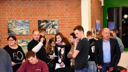 Bild: Birgit Singer-Grimm
Die Teilnehmer des Jugendforums bei der Gruppenarbeit mit Bürgermeister Roland Strehl (rechts).