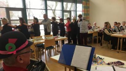 Bild: Christina Rabenstein
In schwungvollen Kehren führt die Polonaise durch das Freihunger Pfarrheim.