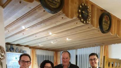 Bild: exb
Vier Gläser Honig verlost die UWG unter den Zuhörern im Gasthaus Michl. Von links Erster Vorsitzender Gerald Habermehl, Zweite Vorsitzende Pia Huber, der Gewinner Ernst Donhauser und Bürgermeisterkandidat Benjamin Hiltl.
