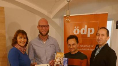 Bild: bec
„Wir machen keine Wahlwerbegeschenke und spenden lieber für ein nachhaltiges Hilfsprojekt für Kinder in einem der ärmsten Länder der Welt“, betont Angela Frank von der ÖDP bei der Übergabe. Von links: Angela Frank (ÖDP), Timo Holub (LaKiTa), Robert Lechner und Gerald Schmid (beide ÖDP).