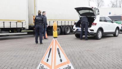 Bild: Zoll 
Beamte der Kontrolleinheit Verkehrswege Furth im Wald des Hauptzollamts Regensburg sind in den vergangenen Tagen bei Kontrollen einige Schmuggler ins Netz gegangen.