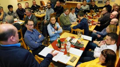 Bild: do
Von einer Vorbildgemeinde spricht beim Bürgertreff der Freien Wähler im Dorfwirt Bürgermeisterkandidat Manfred Plößner (links). "Gestalten statt Verwalten", heißt auch die Devise beim Zukunftsprogramm.