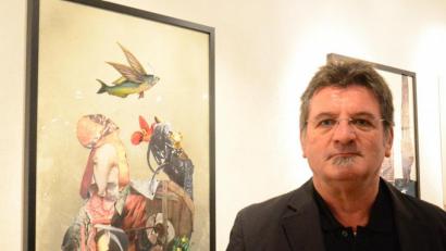 Bild: Kunz
Stephan Pfeiffer vor Arbeiten von seiner Ausstellung "Zwischenwelten" im Kunstbau Weiden.