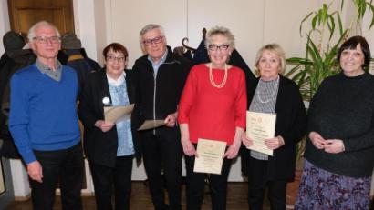 Bild: usc
Die Vorsitzenden der Tafel, Bernhard Saurenbach (links) und Irmgard Buschhausen (rechts), ehrten verdiente Mitglieder, die sich als nimmermünde Helfer engagieren (von links): Hildegard Dejardin, Heinz Bucella, Erika Donderer und Helga Wienzek.