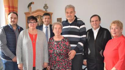Bild: rgr
Rita Lab (Mitte) und Helmut Donner sind zusammen 160 Jahre alt. Dazu gratulieren Jürgen und Michaela Schreml (von links), Bürgermeister Edgar Knobloch sowie Christa Klug (von rechts) und Pfarrer Bernhard Müller.