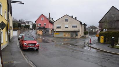 Bild: fz
Die Ortsdurchfahrt Neuhaus der Kreisstraße NEW 19 wird saniert. Dies betrifft die Schönfichter und die Wurzer Straße.