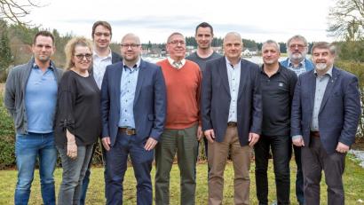 Bild: gud
Der neue Vorsitzende des Handball-Bezirks Ostbayern Lothar Rauscher (4. v. re.) mit den Bezirksspielleitungsmitgliedern Sven Wirth, Cordula Raß, Dr. Dieter Hierl, Robert Torunsky, Dieter Jaretzke und Thomas Liebel (v. li.) sowie dem neuen Ehrenvorsitzenden Ostbayerns Werner Guzik, BHV-Vizepräsident Michael Geis und BHV-Präsident Georg Clarke (v. re.).