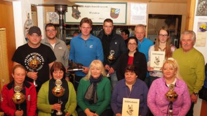 Bild: Dobmeier
Als Aushängeschild bezeichnet Vorsitzende Silvia Kromp (sitzend Mitte) die Pokalgewinner der Leistungsgruppen. Außerdem ehrt sie langjährige Mitglieder.