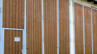 Bild: bjo
Die Theater-Tore der Eglseer Bauernbühne in der Maschinenhalle der Familie Lautenschlager bleiben künftig für Aufführungen verschlossen. Die Bauernbühne sucht nun eine neue Bleibe.