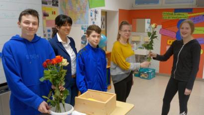 Bild: jpl
Ein voller Erfolg war die Valentinsaktion, die die Schülervertretung mit Lehrerin Karin Sieber (Zweite von links) an der Fichtelnaabtal-Mittelschule Ebnath-Neusorg organisiert hatte.