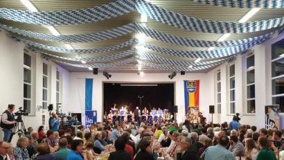 Bild: bey
Die Alte Turnhalle ist bei "Musik & Xang" bis auf den letzten Platz besetzt. "Die Schlossberger" auf der Bühne, rechts daneben "Die zwoa Schneidig´n". Nach der Aufzeichnung spielen alle Musikgruppen zur Begeisterung der Besucher miteinander.