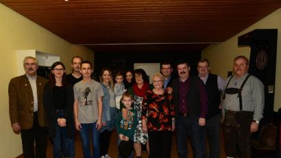 Bild: bey
Käthe Grünbauer (Fünfte von rechts) feiert mit der Familie und einigen Vereinsvertretern den 85. Geburtstag.