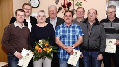 Bild: bkr
Einige Jubilare mussten, wie auch der Schützenmeister, wegen Krankheit absagen: (von links) Mathias Hautmann, Zweiter Schützenmeister Manfred Fischer, Carola Hautmann, Dritter Bürgermeister Eberhard Besold, Markus Günther, Siegfried Enders, Josef Dötterl und Josef Reichenberger.