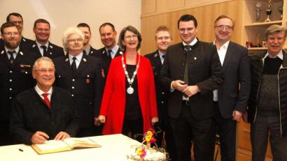 Bild: Hirsch
Innenminister Joachim Herrmann (sitzend) trug sich im Beisein politischer Mandatsträger und ehrenamtlicher Helfer ins Goldene Buch der Stadt Maxhütte-Haidhof ein.