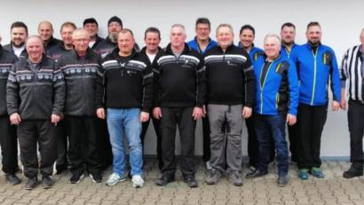 Bild: A. Schwarzmeier
Die Eisstockschützen absolvierten ihre Bezirksligaspiele. Unser Bild zeigt die drei erstplatzierten Mannschaften des Turniers in Weiden, den SV Steinmühle, TSV Nittenau und 1. FC Neunburg (von links): Es gratulierten: KSO Ingo Hannes (ganz links), Schiedsrichter Anton Fröhlich (2. von rechts) und Wettbewerbsleiter Klaus Horn (rechts).