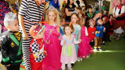 Bild: wec
Wer schnappt das vorm Gesicht baumelnde Würstchen? Ob die Prinzessin mit ihrem Zauberstab da Einfluss nehmen kann?