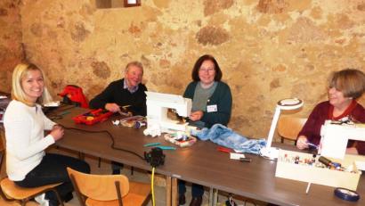 Bild: jp
Auch einige Kastler Fachleute machten beim Repair-Café im Steinstadel mit (von links) Projektleiterin Linda Trager, Elektrofachmann Ludwig Angermeier und Schneiderin Mathilde Forster.