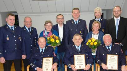 Bild: sm
Hans Betz, Hans Füssl und Peter Spachtholz (sitzend, von links) sind jetzt Ehrenmitglieder der Altenstädter Feuerwehr.