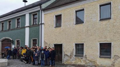 Bild: gz
Das marode „Stahlzierer"-Anwesen neben dem Rathaus stand beim Rundgang mit der CSU im Fokus.