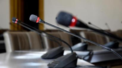 Bild: Petra Hartl
Durch diese Mikrofone im Großen Rathaussaal in Amberg sprechen üblicherweise die Stadträte bei Sitzungen, wenn sie Anliegen öffentlich vortragen. Wer auf den Stühlen Platz nehmen darf, entscheidet die Kommunalwahl am 15. März.