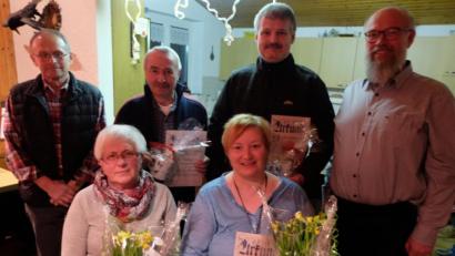 Bild: le
Lob und Dank gab es für treue und langjährige Mitgliedschaft. Sitzend von links: Elisabeth Riedl und Gudrun Jakob. Stehend von links: 2. Vorsitzender Reiner Bergler, Josef Frischholz, Dietmar Achatz und Vorsitzender Berthold Fröhlich.