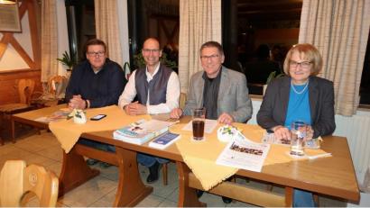 Bild: bsc
Mit einer umfangreichen Informations- und Aufklärungsversammlung startete die Freie Wählergemeinschaft Friedenfels in die heiße Phase des Kommunalwahlkampfes. Bürgermeisterkandidat Oskar Schuster (Zweiter von rechts) sowie die Gemeinderatskandidaten Reinhard Stumreiter (links) und Gertraud Kappauf (rechts), erhielten dabei Unterstützung von Landratskandidat Ely Eibisch (Zweiter von links).