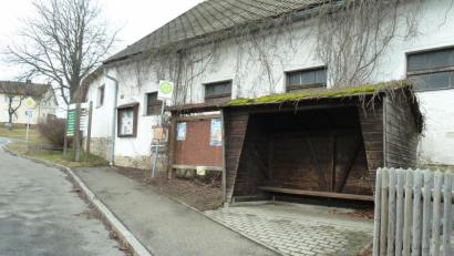 Bild: Portner
Das Bushäuschen in Lind ist schon länger kein Schmuckstück mehr. Der städtische Bauhof zimmert deswegen zur Zeit einen Ersatzbau. Wie im Bauausschuss am Dienstag zu hören war, wird auch die Außenanlage neu gestaltet.