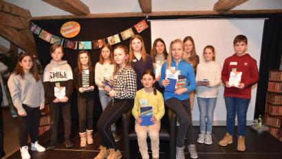 Bild: Kunz
Die Mitwirkenden am Kreisentscheid des Vorlesewettbewerbs. Siegerin ist Grace Storm (auf dem Sessel sitzend). Links daneben ist Greta Schiffer, rechts Sophie Machner zu sehen.
