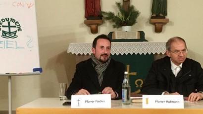 Bild: wku
Die beiden Hirschauer Pfarrer Stefan Fischer und Johann Hofmann (von links) stellen sich in der Hirschauer Kirche den Fragen der Gläubigen.