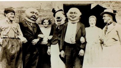 Bild: exb
Georg Krämer, Karl Schmid, Berta Ziegler, Edi Landgraf, Karl Gissibl, Anna Vogl und Hans Wittmann (von links) gehen 1935 als "Großkopferte" verkleidet zum Weiberfasching, in Moosbach nascha Pfinsta genannt.
