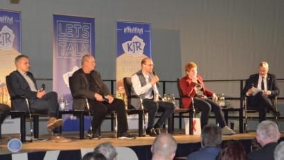 Bild: Benkhardt
Nacheinander frägt Moderator und Kreisjugendring-Vorsitzender Jürgen Preisinger (rechts) die Meinungen von Roland Grillmeier (CSU), Thomas Döhler (SPD), Ely Eibisch (FW) und Anna Toman (Grüne, von links) ab.