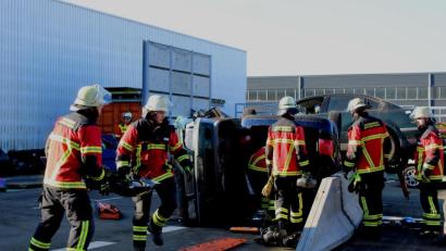 Bild: Feuerwehr Mitterteich/exb
Bei verschiedenen Übungen konnten sich die Aktiven der Mitterteicher Feuerwehr mit den Holmatro-Rettungsgeräten vertraut machen.