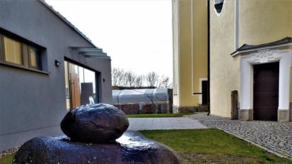 Bild: jml
Zwischen katholischem Gemeindehaus und der Herz-Jesu-Kirche stört das Lagerzelt eines Unternehmers den idyllischen Frieden. In zwei Jahren muss es wieder abgebaut sein.