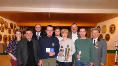 Bild: exb
Die erfolgreichen „Edelweiß“-Schützen mit Gästen (von links): Cornelia Schedl, Pfarrer Konrad Amschl, Florian Greil, Alois Seitz, Matthias Schedl, Monika Schedl, Zweiter Bürgermeister Michael Schedl, Fischer Jürgen und Schützenmeister Josef Schedl.