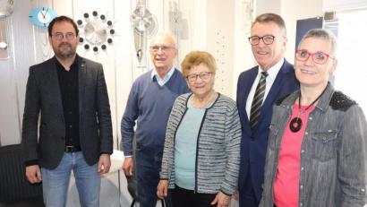 Bild: Stadt Tirschenreuth/exb
Seit 60 Jahren sind Erna und Erich Rösch verheiratet. Zur Diamantenen Hochzeit gratulierte auch Bürgermeister Franz Stahl (Zweiter von rechts). Mit im Bild Peter Rösch (links) und Doris Rösch (rechts).