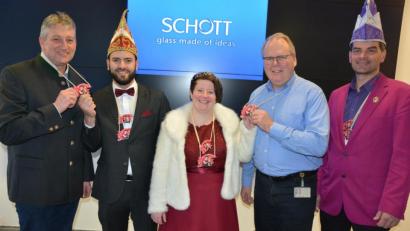 Bild: jr
Mit dem Faschingsorden des Mitterteicher Gaudiwurms bedankten sich Prinz Patrick II. und Prinzessin Susanne II. bei ihren Chefs bei der Schott AG, Markus Scharnagl (links) und Karsten Hennig (Zweiter von rechts). Mit dabei war auch Gaudiwurm-Vorsitzender Michael Zintl (rechts).