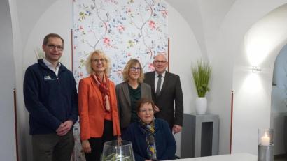 Bild: exb
Bei der Vorstellung des Trauungszimmers dabei waren (von links) stellvertretender Ordnungsamtsleiter Michael Fuchs, Standesbeamtin Iris Schwarz, Ordnungsamtsleiterin Birgit Schelter, Oberbürgermeister Oliver Weigel und Standesamtsleiterin Bärbel Willsch (sitzend).