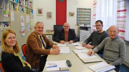 Bild: enz
Rektorin Karin Gleißner, Leonbergs Bürgermeister Johann Burger (Leonberg), Bad Neualbenreuths Bürgermeister Klaus Meyer, Geschäftsführer Stefan Döllinger und Karlheinz Hoyer, Zweiter Bürgermeister von Waldsassen (von links), bei der Schulverbandssitzung in der Grundschule Bad Neualbenreuth.