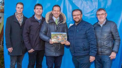 Bild: exb
Ihre Bedenken wegen der aktuell diskutierten Flächenversiegelung äußerten Bürgermeister Josef Etterer, CSU-Ortsvorsitzender Hans Walter (von rechts), JU-Ortsvorsitzenden Felix Kirchberger und Arno Stahl gegenüber Bundestagsabgeordnetem Albert Rupprecht (von links).