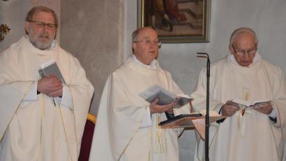 Bild: jr
Domvikar Monsignore Georg Schwager (Mitte) war eigens nach Konnersreuth gekommen, um beim Dankgottesdienst an den Beginn der Seligsprechung vor fünfzehn Jahren für Therese Neumann zu erinnern. Mit am Altar Pfarrseelsorger Pater Benedikt Leitmayr (links), der seit 15 Jahren den Prozess aktiv mit begleitet, sowie Pater Friedhelm Czinczoll (Kloster Fockenfeld).