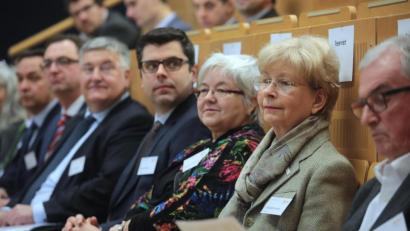 Bild: Wolfgang Steinbacher
Wenn die Hochschule in Amberg zum Patenttag ruft, ist die Prominenz dieses Fachbereichs nicht weit. Cornelia Rudloff-Schäffer (Zweite von rechts) ist Präsidentin des Deutsches Patent- und Markenamts. Sie referierte ebenso wie Beate Schmid (links daneben), die Präsidentin des Bundespatentgerichts.